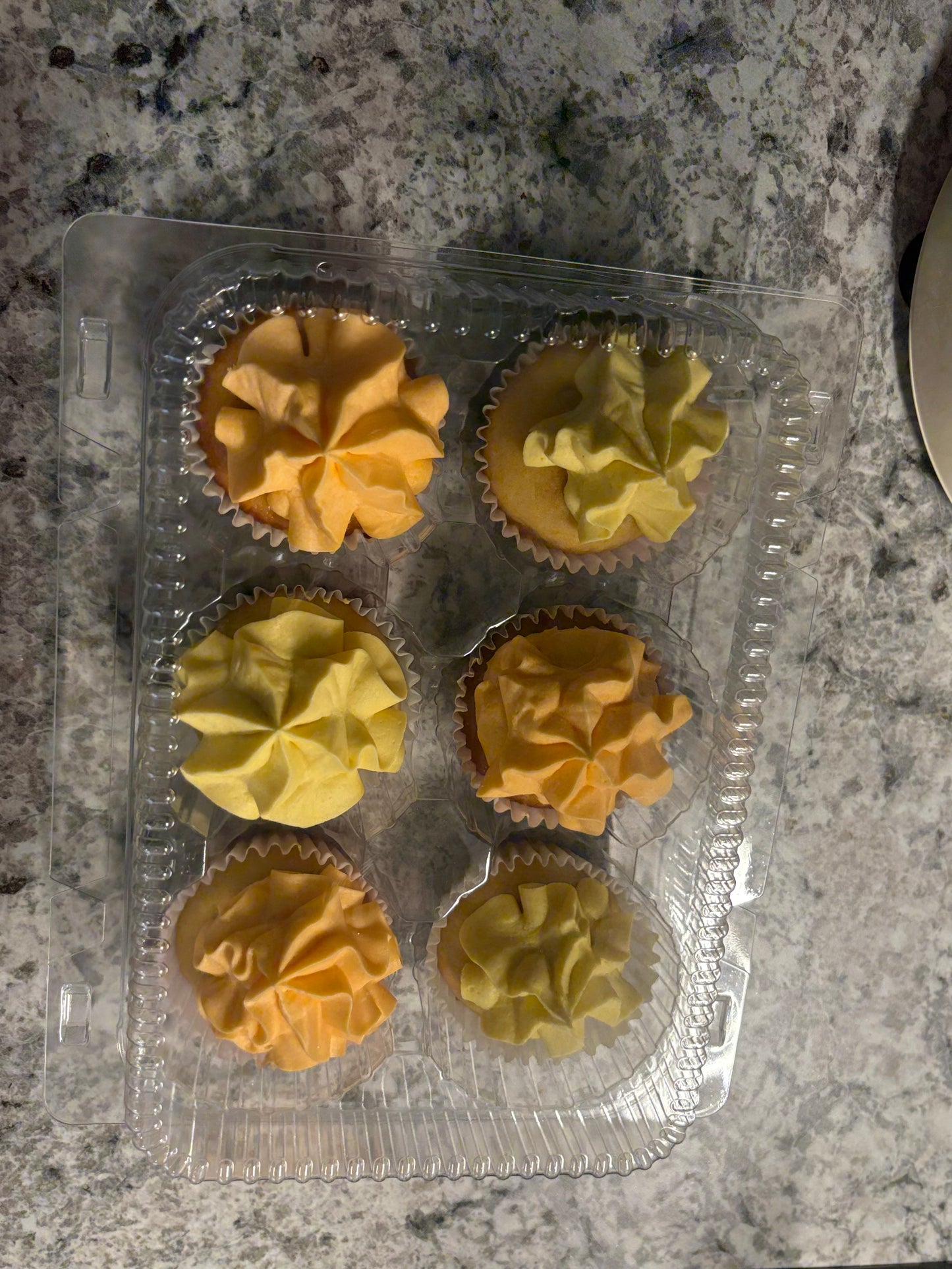 Half-Dozen Happiness (6 cupcakes)